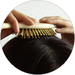 竹ピンヘアブラシを使ったマッサージ